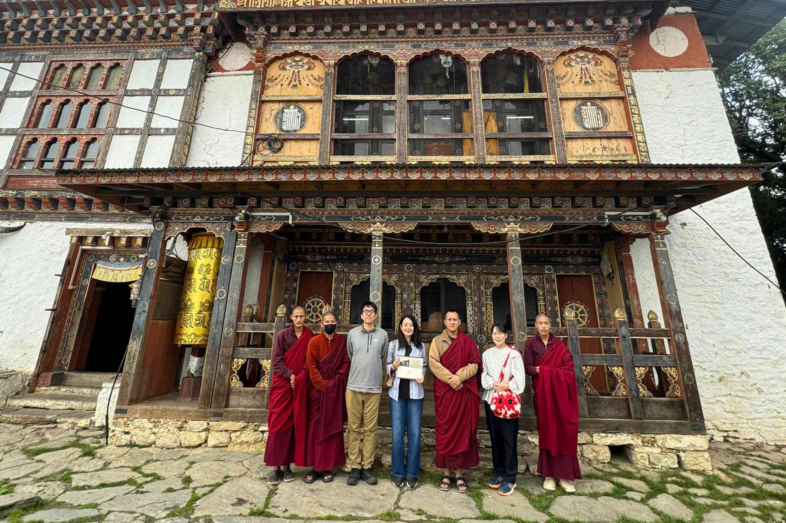 Ugyen Dargay Choeling Dratshang Monks and guest